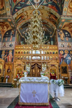 Bir kilisenin iç tasarımının dikey çekimi.