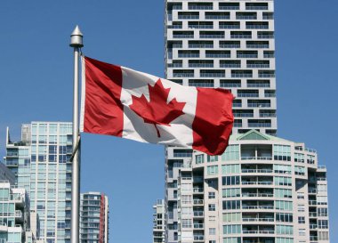 Kanada bayrağı gökdelenlerin önünde dalgalanıyor