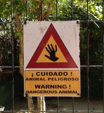 Hayvanat bahçesindeki metal bir ızgarada tehlikeli bir hayvanın uyarı işareti.