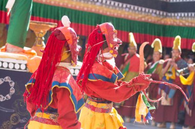 Ladakh, Hindistan 'da Tikshey Gompa' da Budist maskeli bir grup insan dans ediyor.
