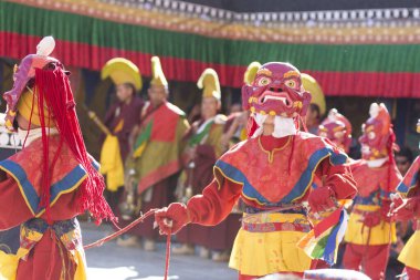 Ladakh, Hindistan 'da Tikshey Gompa' da Budist maskeli bir grup insan dans ediyor.