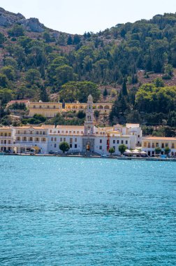 Aziz Başmelek Mikail Panormitis 'in Kutsal Manastırı' nın dikey görüntüsü. Symi, Yunanistan.