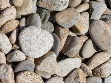 Güneş ışığındaki küçük taşların detaylarının yakın plan çekimi.