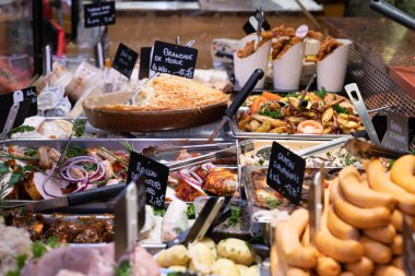 Geleneksel Fransız domuz kasabı dükkanının içinde değişik et çeşitleri var.