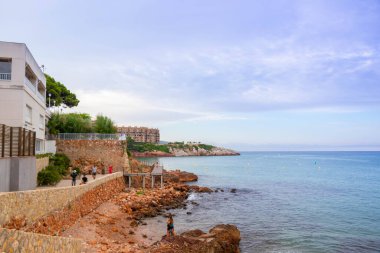Salou 'nun mavi gökyüzünün altındaki sahil manzarası, İspanya