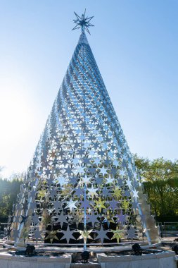 Gümüş dekoratif Noel ağacının dikey bir görüntüsü