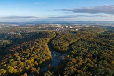 Sonbaharda Stuttgart 'taki orman ağaçlarının hava manzarası.