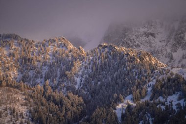 Wasatch Dağları 'nın bulutlu gökyüzünün altında nefes kesici bir görüntüsü.