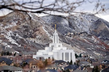 Drape, ABD 'de altın melek Moroni heykeli ile LDS tapınağı
