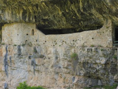 İspanya 'daki Ordesa Ulusal Parkı' ndaki San Urbez 'in ünlü ortaçağ inzivası.