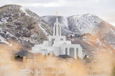 Drape, ABD 'de altın melek Moroni heykeli ile LDS tapınağı