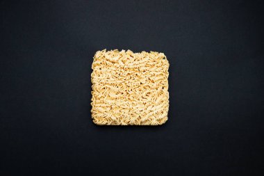 Karanlık arka planda izole edilmiş hazır eriştelerin yakın çekimi..