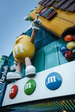 Las Vegas 'taki M & M mağazasının dış cephesinin dikey görüntüsü.
