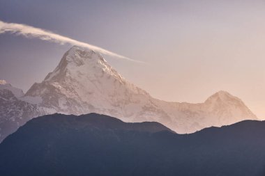 Karla kaplı dağların güzel manzarası