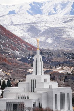 Drape, ABD 'de altın melek Moroni heykeliyle LDS tapınağının dikey çekimi.