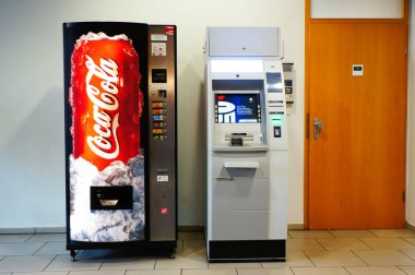 Coca-Cola otomatı ve alışveriş merkezinde bir ATM.