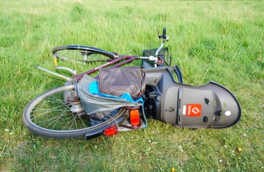 Poznan, Polonya 'da yeşil çimlerin üzerinde bebek koltuğu olan bir bisikletin yakın çekimi.