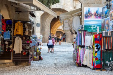 Rhodes Adası 'ndaki Eski Şehir' in sokakları. Sokak pazarı. Yunanistan.