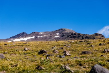 Göletin tepesinden Arakadz Dağı