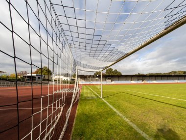 Bottrop, Almanya 'daki futbol stadyumunun ve çitlerin manzaralı bir çekimi.