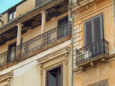 Balkonlu güzel bir taş binanın yakın çekimi.