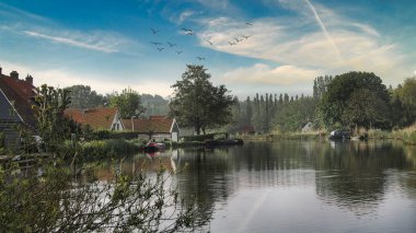 Dağdaki güzel bir göl manzarası