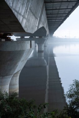 Güney Kore, Pyeongtaek 'te yansıması olan bir köprünün altında dikey bir görüntü.