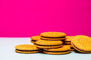 Çikolata kremalı yuvarlak bisküviler, izole edilmiş çikolata dolu sandviç bisküvileri..