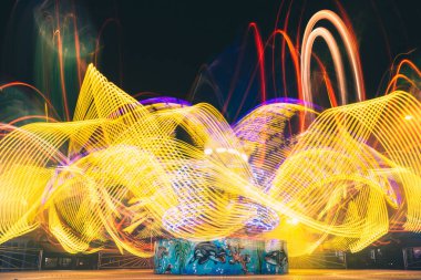 Bir lunaparkta uzun pozlu gece fotoğrafçılığı.