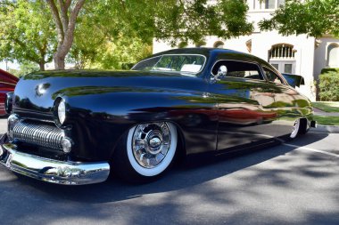 Güzel, klasik, siyah, 1949 model Mercury Coupe arabasının yakından çekimi.