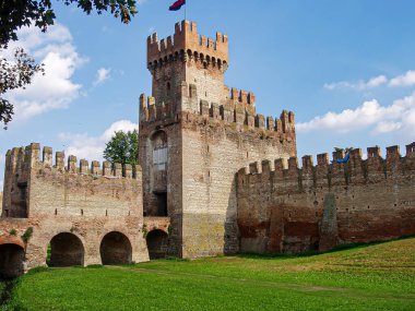 Montagnana 'nın mavi gökyüzüne yakın bir şehir duvarı.