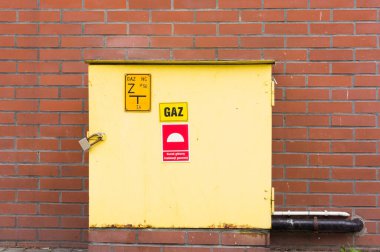 Poznan, Polonya 'da tuğlalardan yapılmış bir duvara dayanmış güzel bir metal gaz kutusu görüntüsü.