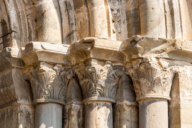 Carracedo, İspanya 'daki Aziz Mary Manastırı' nın ortaçağ bölümündeki Romen sütunları.