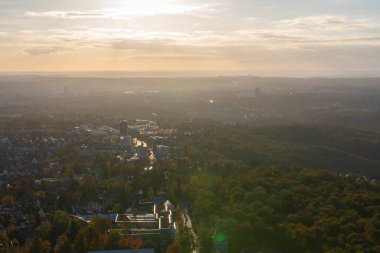 Gün batımında Stuttgart şehrinin hava manzarası