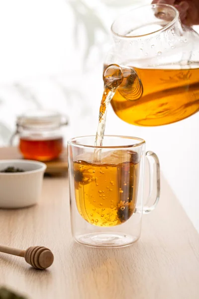 Вертикальный Кадр Здорового Травяного Чая Чайнике — стоковое фото
