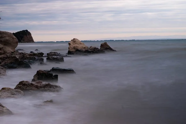 Piękne Ujęcie Wielkich Skał Wybrzeżu Porę Dnia Zachmurzonym Niebem — Zdjęcie stockowe
