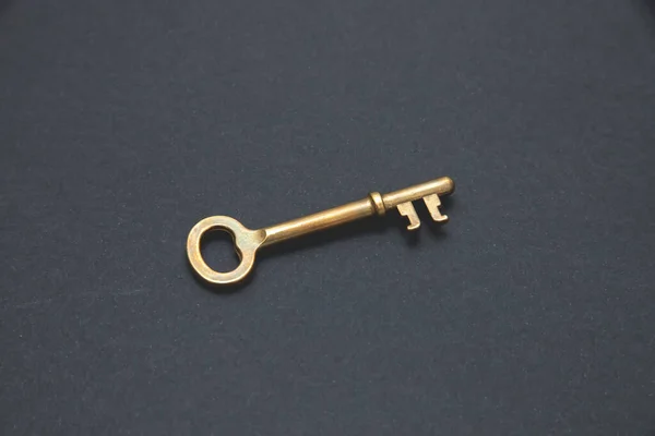 Detailní Záběr Zlatého Klíče Izolované Tmavě Šedém Pozadí — Stock fotografie