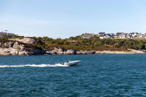 Veleiro Costa Fiorde Bergen Com Casa Colorida Nas Montanhas Fundo — Fotografia de Stock