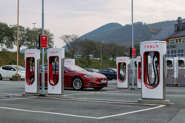 Bergen Norveç Bir Tesla Süperşarj Istasyonu — Stok fotoğraf