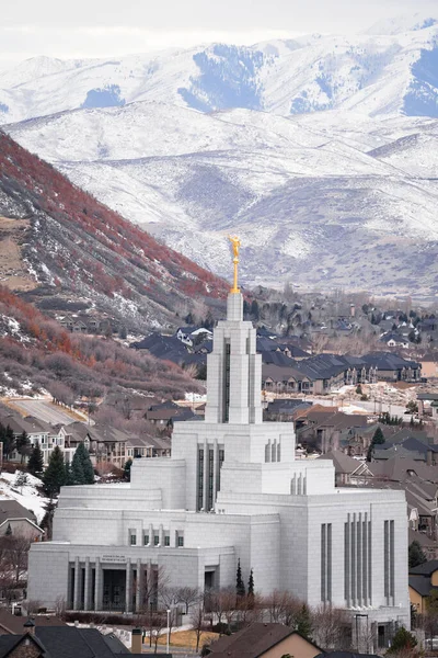 Drape, ABD 'de altın melek Moroni heykeliyle LDS tapınağının dikey çekimi.