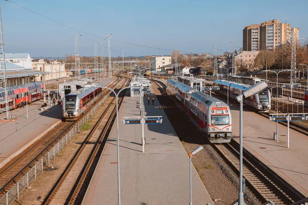 Trens Estação Ferroviária Dia Ensolarado Vilnius Lituânia — Fotografia de Stock