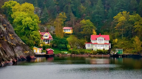 Uma Bela Vista Casas Coloridas Margem Lago Floresta — Fotografia de Stock