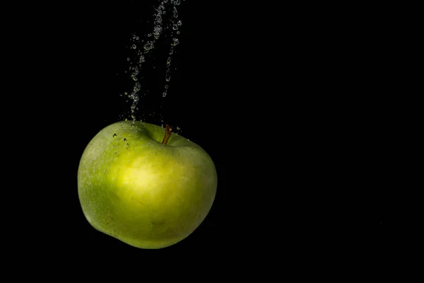 Plan Studio Une Pomme Verte Noyée Dans Eau Claire Fond — Photo