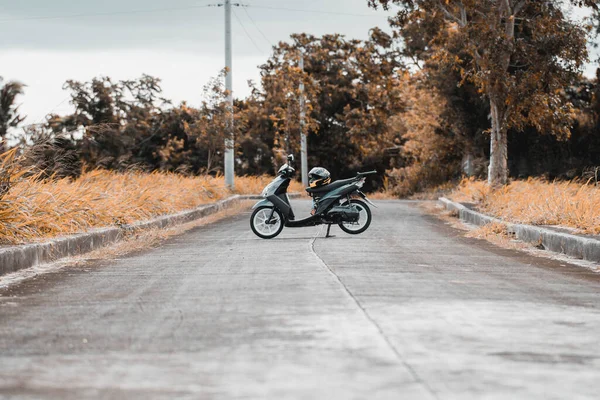 Uma Motocicleta Cinza Com Capacete Uma Estrada Parque Outono — Fotografia de Stock