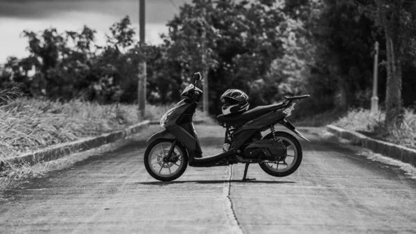 Plan Niveaux Gris Une Moto Avec Casque Sur Une Route — Photo