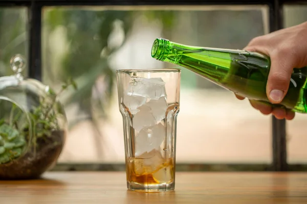 Primer Plano Una Persona Que Vierte Una Bebida Vaso — Foto de Stock