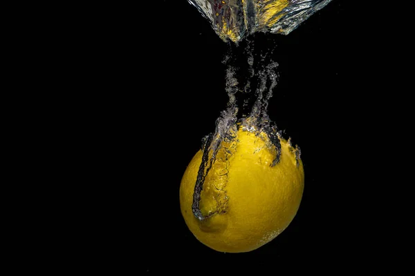 Limão Espirrando Água Isolada Fundo Preto — Fotografia de Stock