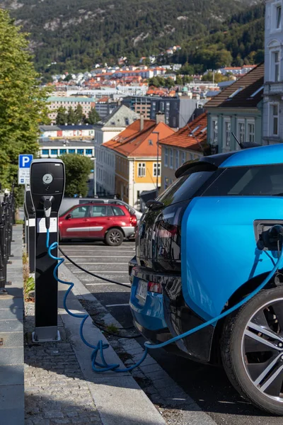 Bmw Azul Conectado Cargador Central Eléctrica Bergen Noruega — Foto de Stock
