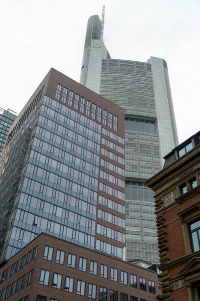 Colpo Verticale Moderno Edificio Marrone Vicino Alla Torre Principale Francoforte — Foto Stock