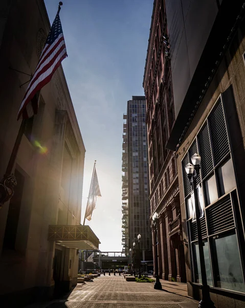 Vertical Shot Narrow Street High Buildings Daytime — Stock Photo, Image